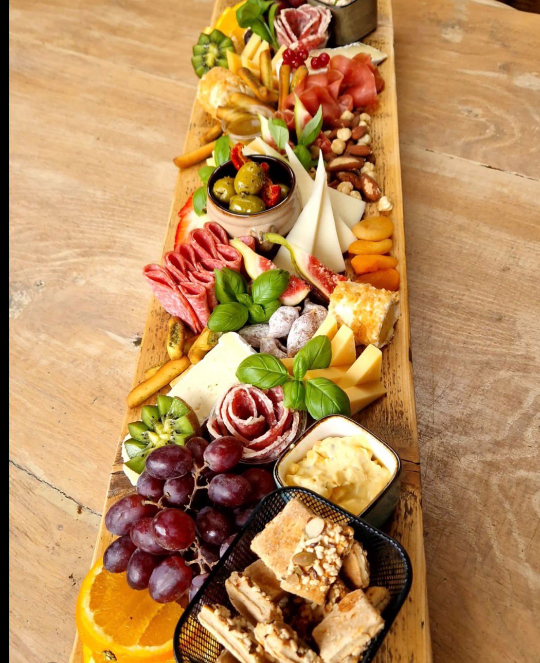 Een heerlijke borrelervaring: Een rijkgevulde hapjesplank op maat